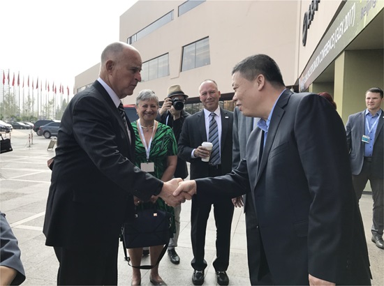 （5）集團(tuán)黨委書記、董事長(zhǎng)韓霽昌與美國(guó)加州州長(zhǎng)杰瑞?布朗會(huì)晤.jpg