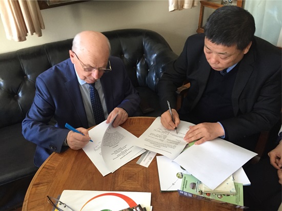 (10)集團(tuán)黨委書記、董事長(zhǎng)韓霽昌與俄羅斯國(guó)立莫斯科大學(xué)土壤科學(xué)系系主任，教授，俄科學(xué)院通訊院士肖巴 謝爾蓋 阿列克謝爾維奇簽署合作協(xié)議.jpg